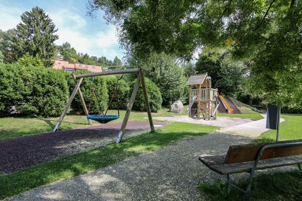 Bild Spielplatz bei der Kirche