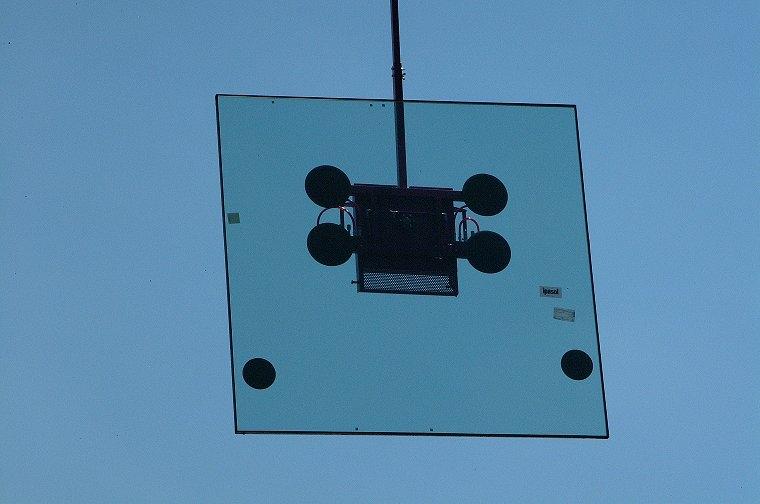 Montage der Glaselemente für den Treppenhaus-/Liftturm.