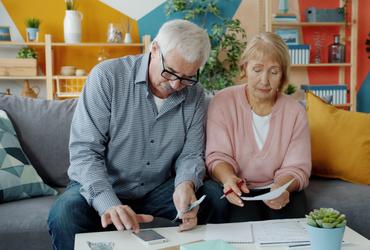 Personen erledigen administrative Arbeiten