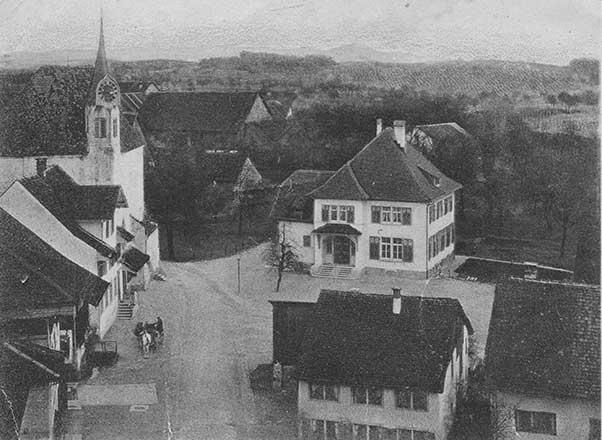 Der Neubau wurde rechts von der Kirche errichtet. Der Bau im Jugendhaus-Stil war seinerzeit topmodern. Der obere Stock diente als Lehrerwohnung. Heute wird das Gebäude von der reformierten Kirchgemeinde als Kirchgemeindehaus genutzt.