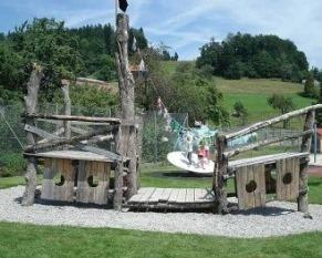 Spielplatz Kindergarten und Schulhaus Adetswil