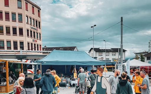 Menschen am Emmenmarkt auf dem Sonnenplatz.