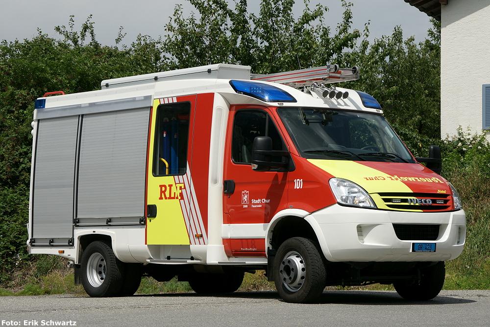 Jahrgang: 2009
Typ: Iveco Daily 65C 18 4x4
Motor: 4 Zylinder Diesel 176 PS
Getriebe: Automatisiertes Schaltgetriebe
Höhe: 2.84 Meter
Länge: 6.50 Meter
Breite: 2.16 Meter
Gewicht: 6.5 Tonnen
Schnellangriff: 100 Meter mit 240 Bar / 32l/min.
Schaumkanister: 20 Liter
Inhalt Wassertank: 500 Liter 
Einsatzzweck: Brandbekämpfung, Strassenrettung, Allgemeine Schadenwehr