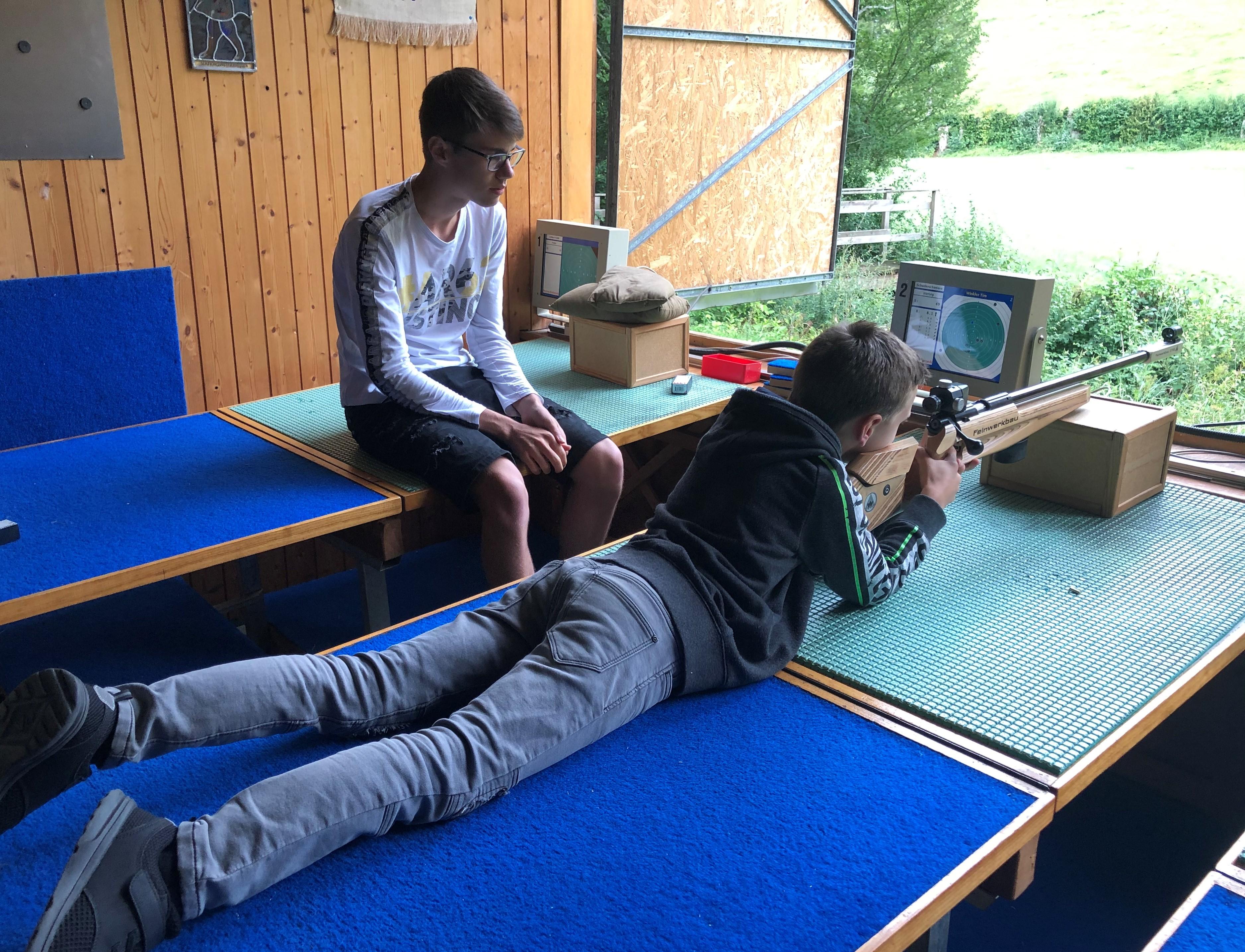 Ferienpass 2020 – Kurs06

Als Kurs 06 wird im Ferienpass Herbetswil das Sportschiessen mit dem Kleinkalibergewehr auf die Distanz 50 Meter angeboten. 16 Schüler und 1 Schülerin nehmen das Angebot war und versammeln sich beim Kleinkaliberstand der Sportschützen Aedermannsdorf/Herbetswil. Mit Corona-Schutzkonzept des Schweizer Schiesssportverbandes und mit Hilfe fachkundiger Anleitung von erfahrenen Vereinsmitgliedern erlernen die Schützen die theoretischen Grundlagen sowie die filigrane Technik des Sportschiessens in der Disziplin Liegend aufgelegt. Als Höhepunkt messen sich die Teilnehmenden am kantonalen Schülerschiessen, einem 10 Schuss-Wettkampfprogramm auf die Zehnerscheibe. Die elektronische Trefferanzeige zeigt den Schülern minimetergenau die Trefferlage und die getroffene Punktezahl an.
Nach dem Schiessen wird grilliert. Bei Hamburgern und Getränken wird rege diskutiert, gejubelt und gehadert. Vereinspräsident Urs Fluri beendet den gelungenen Ferienpasskurs 06 mit der Rangverkündigung. Auffallend dabei: 2 Brüder führen die Rangliste an. Mit 84 von 100 Zählern siegt Jan Barmettler vor seinem Bruder Luca, welcher sich 81 Trefferpunkte gutschreiben lässt. Chris Allemann belegt mit 79 Punkten Rang 3.

Die Rangliste
1.	Jan Barmettler		84
2.	Luca Barmettler		81
3.	Christ Allemann		79
4. 	Silvan Bobst			75
5.	Joel Allemann			73
6.	Challa Bläsi			71
7.	Felix Fuchs			68
8.	Kevin Inderbizin		65
9.	Sandro Brunner		60
10.	Joel Scheuner			59
11.	Jonathan Eggenschwiler	57
	Tim Winkler			57
13.	Ronny Schmid		55
14.	Jan Scheuner			52
15.	Minias Berhanu		51
16.	Mathios Berhanu		47
17. 	Gabriel Eggenschwiler	39
