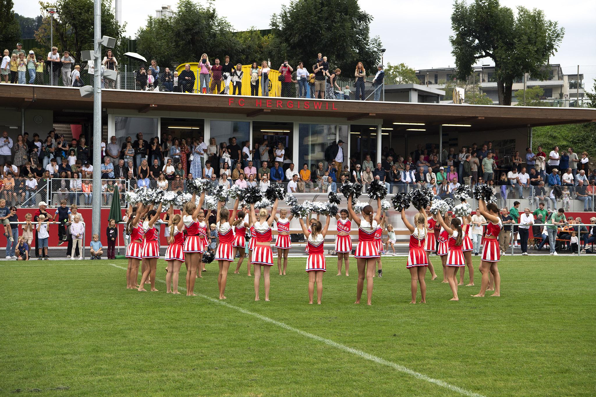 Die Cheerleader sorgen auf dem neuen Sportplatz für gute Stimmung.