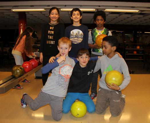 Kinder beim Bowling