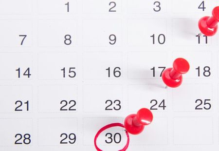 Kalender mit Stecknadeln