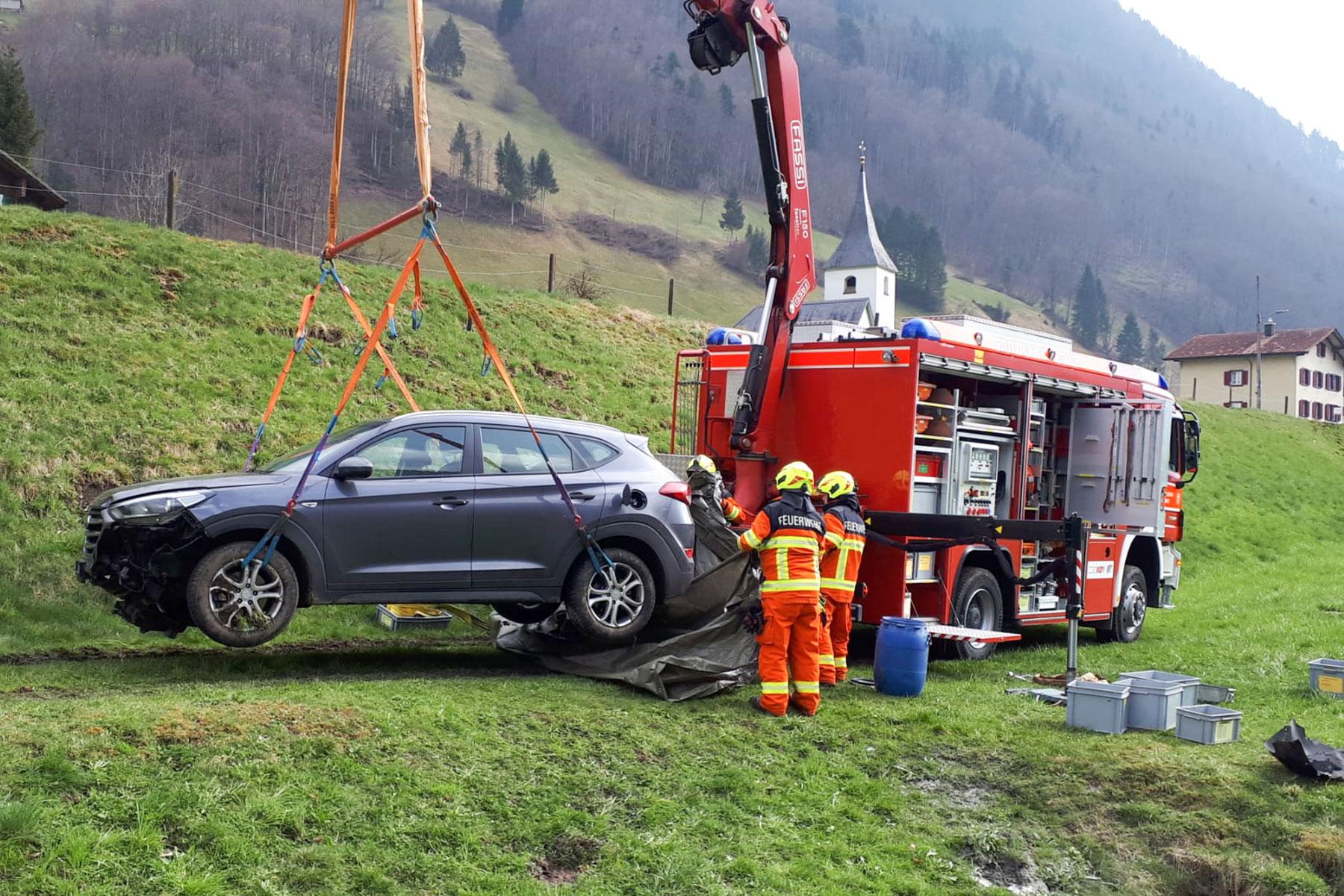 In Wolfenschiessen ist ein Auto von der Strasse abgekommen und muss geborgen werden.