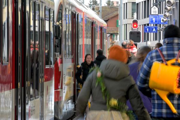 Grosses Aus- und Einsteigen am Bahnhof Horw.