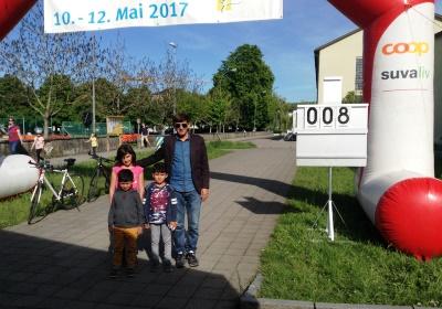 «Zäme bewege» - Das Motto zum diesjährigen «langenthal.bewegt» ist gut angekommen. Bereits am ersten Tag sind zahlreiche Gruppen zum gemeinsamen Minuten-Sammeln im Event-Zentrum «Kreuzfeld» angetreten. Selbstverständlich sind aber auch Einzelpersonen und individuelle Bewegungs-Aktionen jederzeit willkommen. Das Resultat der ersten 5 Stunden von «langenthal.bewegt» 2017 = 23'754 Bewegungsminuten. Zum Resultat vom Vorjahr fehlen somit noch rund 180'000 Minuten. Das schaffen wir!

Gruppen-Selfies finden Beachtung - Die Idee, von jeder Gruppe beim Antreten ein Foto zu schiessen und auf einen Grossbildschirm zu laden, kommt bei den Leuten gut an. Immer wieder werden die endlos abgespielten Bilder betrachtet und natürlich nehmen alle registrierten Gruppen am speziellen Wettbewerb teil.

Als erste unterwegs  Bereits am Vormittag ist die Klasse von Lehrer Hans Hofer zu einer ausgiebigen Bike-Tour gestartet. 24 Schüler/innen und ihr Lehrer waren zusammen viereinhalb Stunden unterwegs und haben so als Gruppe fast 7'000 Bewegungsminuten gesammelt. Bravo!

Aktive Stadtregierung  5 von 7 Gemeinderäten sind am späten Nachmittag auf den Fuss-Trail gegangen. Mit dabei Stadtpräsident, Vizestadtpräsident und  eigentlich fast von Amtes wegen  die Sportministerin. Während einer guten Stunde haben auch die Magistraten mit Bewegungsminuten zum Ergebnis beigetragen.

Die «wilden» Biker aus Aarwangen  Alle Jahre dabei sind auch die sportlichen Fahrer des Bike-Teams Muemetu. Mit ihren Hightech-Bikes und im einheitlichen Renndress waren sie bereits am ersten Tag nicht nur schnell, sondern auch lang unterwegs.

Qi Gong und Tai Chi Chuen  Völlig neue Bewegungsgefühle vermittelt Ralph Juchli mit seinen fernöstlichen Bewegungskünsten. Erfreulich viele Interessierte liessen sich von ihm in die Geheimnisse dieser hierzulande noch wenig bekannten Bewegungsformen einweihen. Aktiv mit dabei sogar die Berichterstatterin des «Tägus»; da sind wir gespannt auf die Live-Reportage.

Beliebte Angebote  Nach wie vor erleben die wiederum abwechslungsreich ausgeschilderten Trails für Läufer, Jogger, Walker und Wanderer einen guten Zuspruch. Immer mehr Leute sind aber auch per Bike unterwegs. Und auf dem «Kreuzfeld» selber wird natürlich  wie überall, wenn der Nachwuchs dabei ist  eifrig Fussball gespielt. Die Streetsoccer-Anlage ist jedenfalls permanent besetzt.

Die grössten Gruppen am ersten Tag waren die Boys vom Schülertraining der LVL mit über 30 Teilnehmenden, gleich zwei Junioren-Teams des FCL, die Radfahrergruppe der Pro Senectute und natürlich die eingangs erwähnte Schulklasse von Hans Hofer.