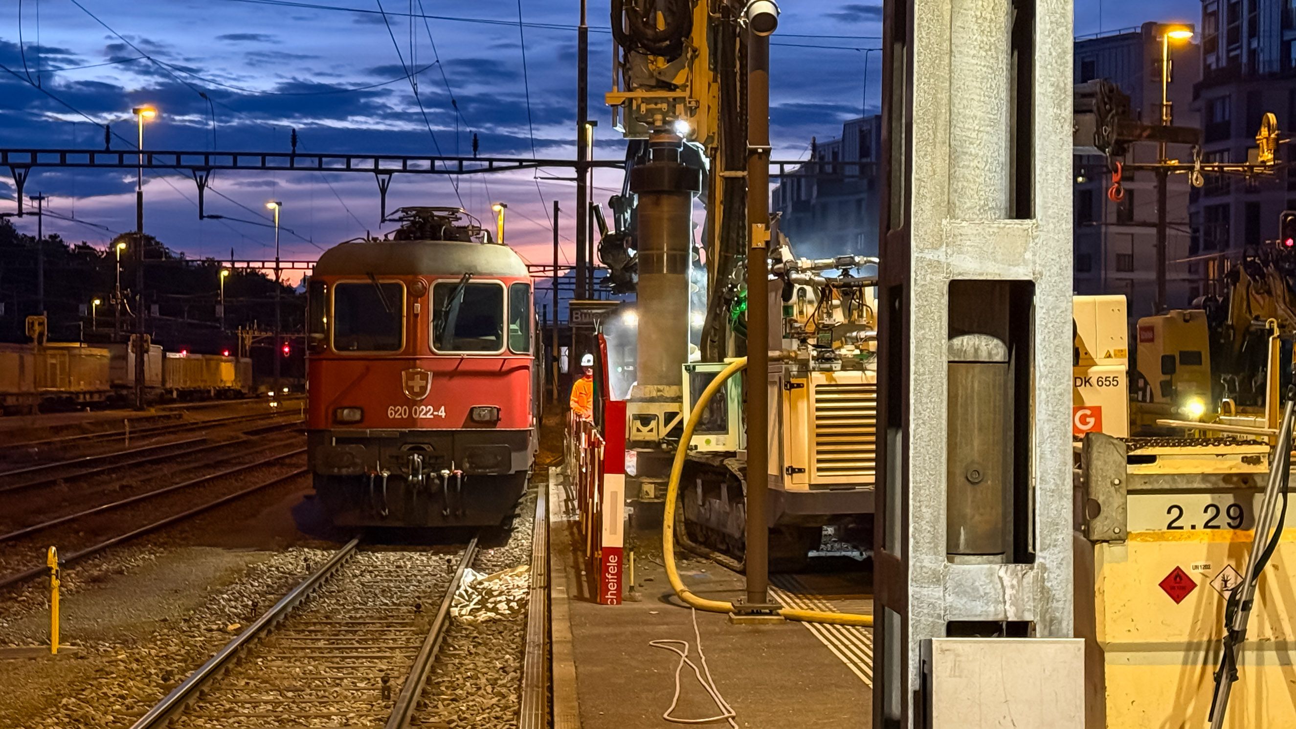 Beengte Platzverhältnisse zwischen den Gleisen. In der Nacht werden nur Arbeiten ausgeführt, die am Tag nicht realisiert werden können, weil sie zu nahe an den fahrenden Zügen oder der Fahrleitung sind.
Foto: Andrea Lobsiger
