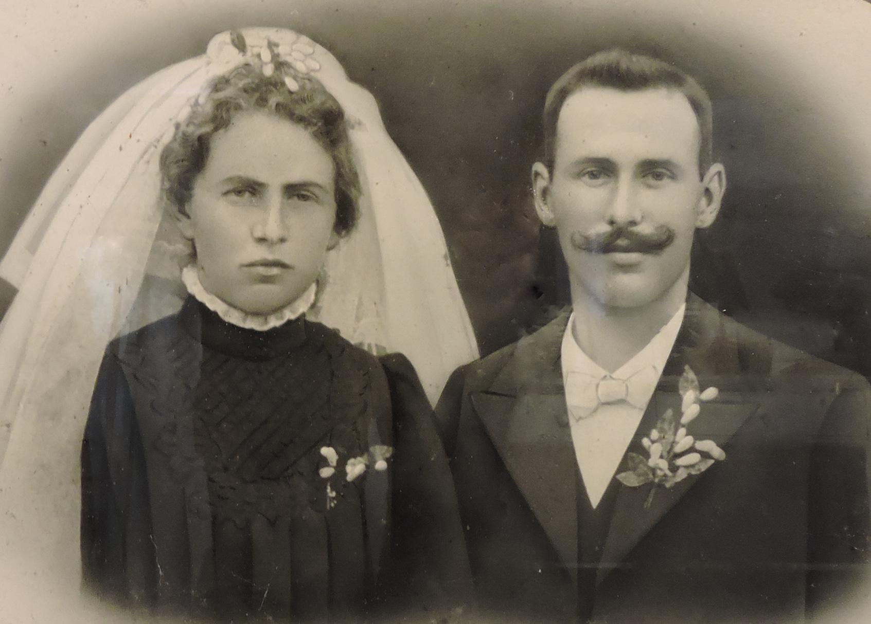 Vor hundert Jahren schafften sich die meisten Bräute ein schwarzes Hochzeitskleid an, das auch zu Beerdigungen getragen werden konnte. Kaum jemand konnte sich für Hochzeit und Beerdigungen zwei verschiedene Kleider leisten.