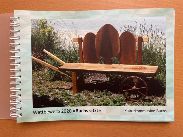 Buchs sitzt