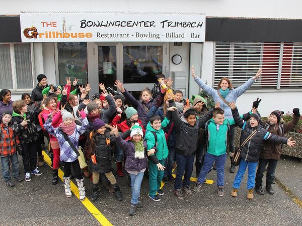 Kinder jubeln vor dem Bowlingcenter