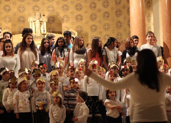 Kindergarten-Kinder singen