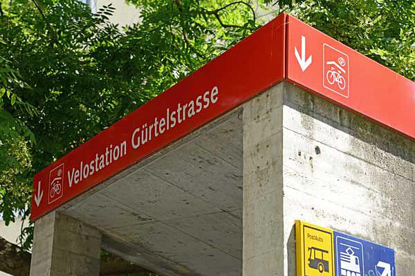 An der Gürtelstrasse (Bhf Nordseite) befindet sich eine weitere gesicherte Velostation..