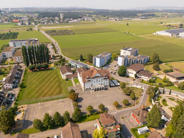 Schulanlage Emmen Dorf aus der Vogelperspektive.