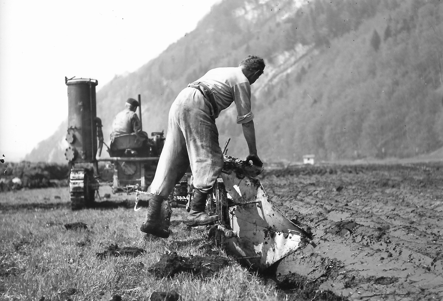 Furche um Furche wurde sorgfältig gezogen (hier: Selbsthalterpflug) damit die künftige Saat fruchtet
