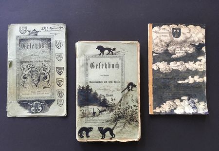 Gesetzesbücher mit Illustrationen von Robert Durrer