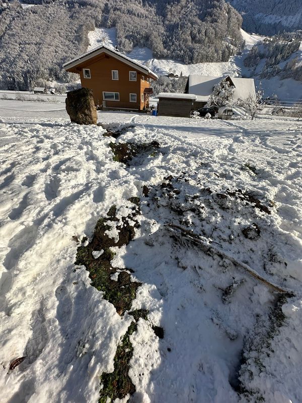 Felsbrocken hinter dem Wohnhaus