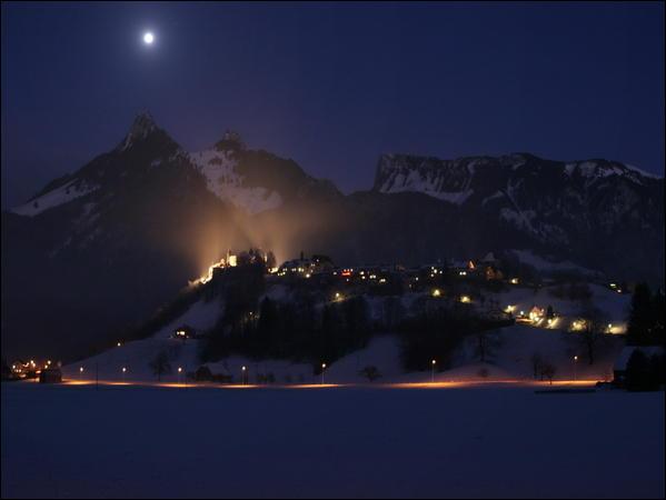 Gruyères sous le clair-de-lune