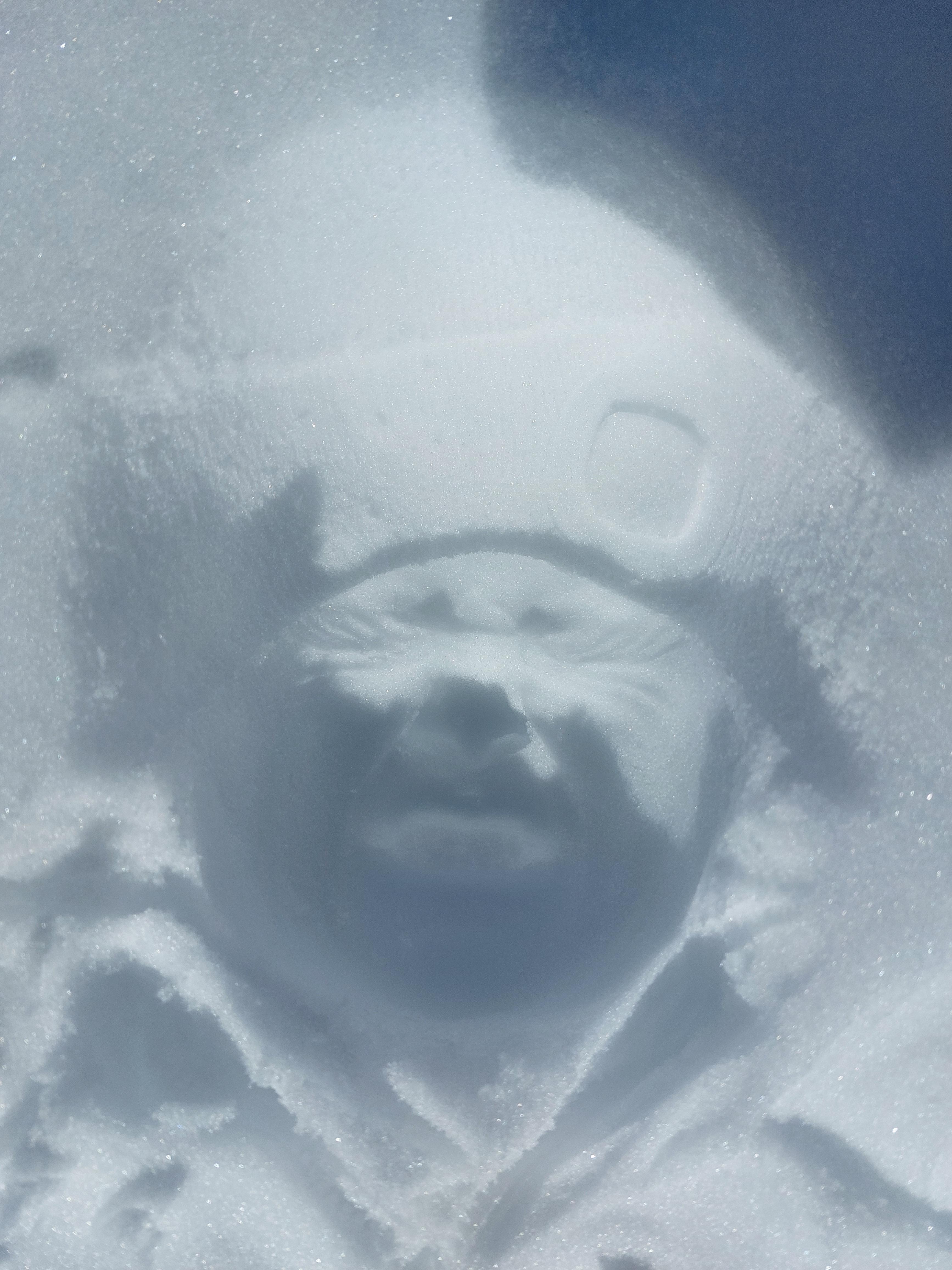 Gesichtsabdruck im Schnee