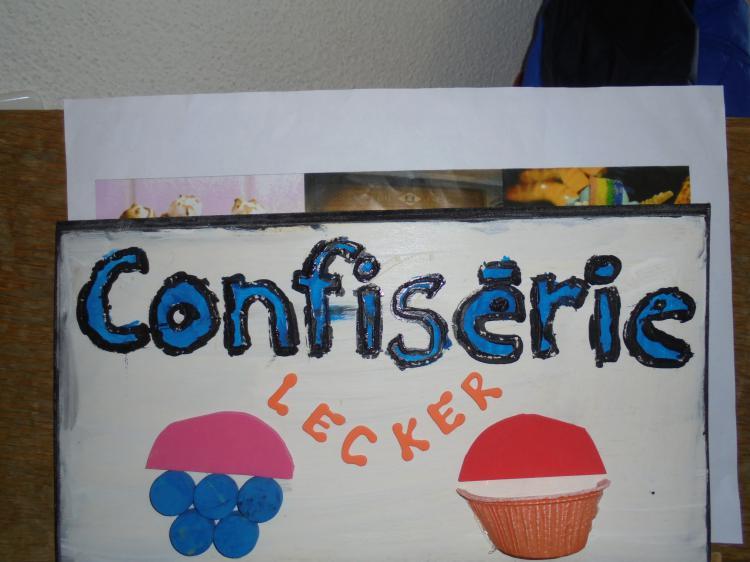 Confisérie
In der Confiserie werden Rahmtäfeli und Spiesse mit Schokobananen hergestellt.  Sie haben auch schon Teigmäuse und Haferflockenkugeln gemacht.
Alles ist sehr fein. Kommen Sie in die Confisérie.

