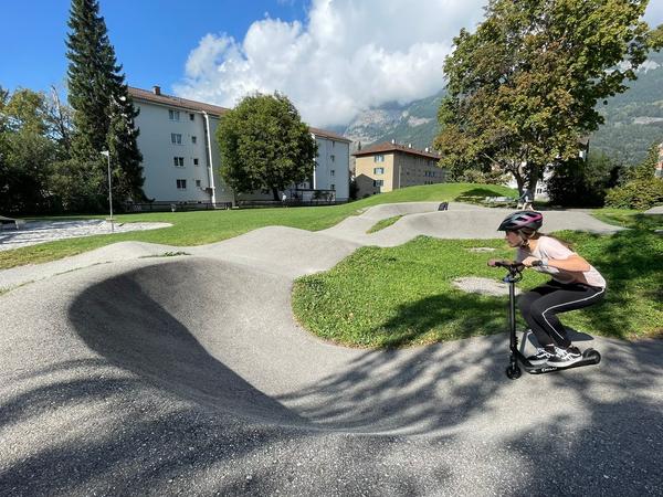 Mädchen auf Kickboard auf dem Pumtrack
