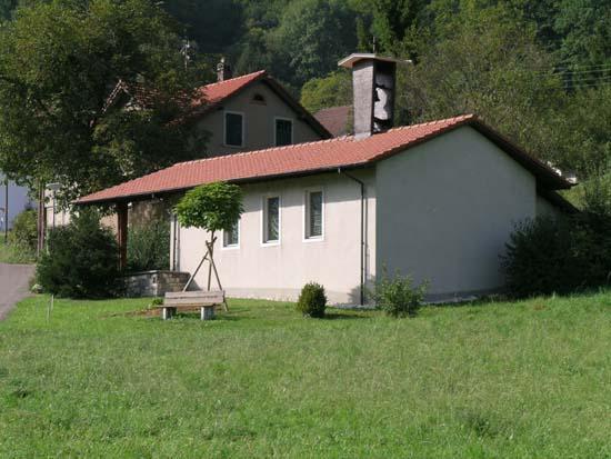 In den 1940er Jahren konkretisierte sich der Wunsch der Mahrer Bevölkerung nach einem eigenen Gotteshaus. Zu dieser Zeit wohnten 147 Katholiken in Mahren. Am 26. März 1947 wurde der Kappellenverein St. Antonius. Mit verschiedenen Aktivitäten, unter anderem Volksfesten wurde Geld gesammelt. Eine ausserordentliche GV beschloss am 13. April 1950 mit einem Vermögen von 25'000 Franken den Bau der Kapelle, und man ging daran die Idee in die Tat umzusetzen. 
Nach den Plänen und unter Leitung von Architekt Werner Guldiman ging man zügig ans Werk, und am 17. Juni 1950 erfolgte der Spatenstich. Auch dank unzähliger Stunden 'Freiwilligenarbeit' der Mahrer konnte die Kapelle bereits am 28. Oktober eingeweiht werden. 
Heute ist die Kapelle zu einem Wahrzeichen von Mahren geworden und jeden letzten Freitag im Monat um 19.30 Uhr wird eine Eucharestiefeier begangen. Die Kapelle wird zudem auch für Hochzeiten und Taufen genutzt. 
Der Kapellenverein St. Antonius, eine der grössten Vereine der Gemeinde, ist Besitzer und damit verantwortlich für den Unterhalt der Kapelle und deren Umgebung. Jedes Jahr wird zu Ehren des Patrons der Antoniussonntag gefeiert, es findet jeweils im April eine GV statt, und im Dezember wird der 'St. Nikolaus' zusammen mit den Kindern von Mahren empfangen.
