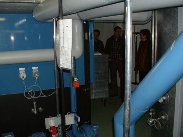 Die Holzheizung ersetzt eine rund 30-jährige Gasheizung. Die Leistung beträgt 250 kW. Zur Absicherung der Leistungsspitzen und zur optimalen Warmwasserproduktion im Sommer (geringerer Leistungsbedarf) wird im Bedarfsfall die bestehende Gasheizung (200 kW) aus dem Jahr 1999 eingesetzt.
