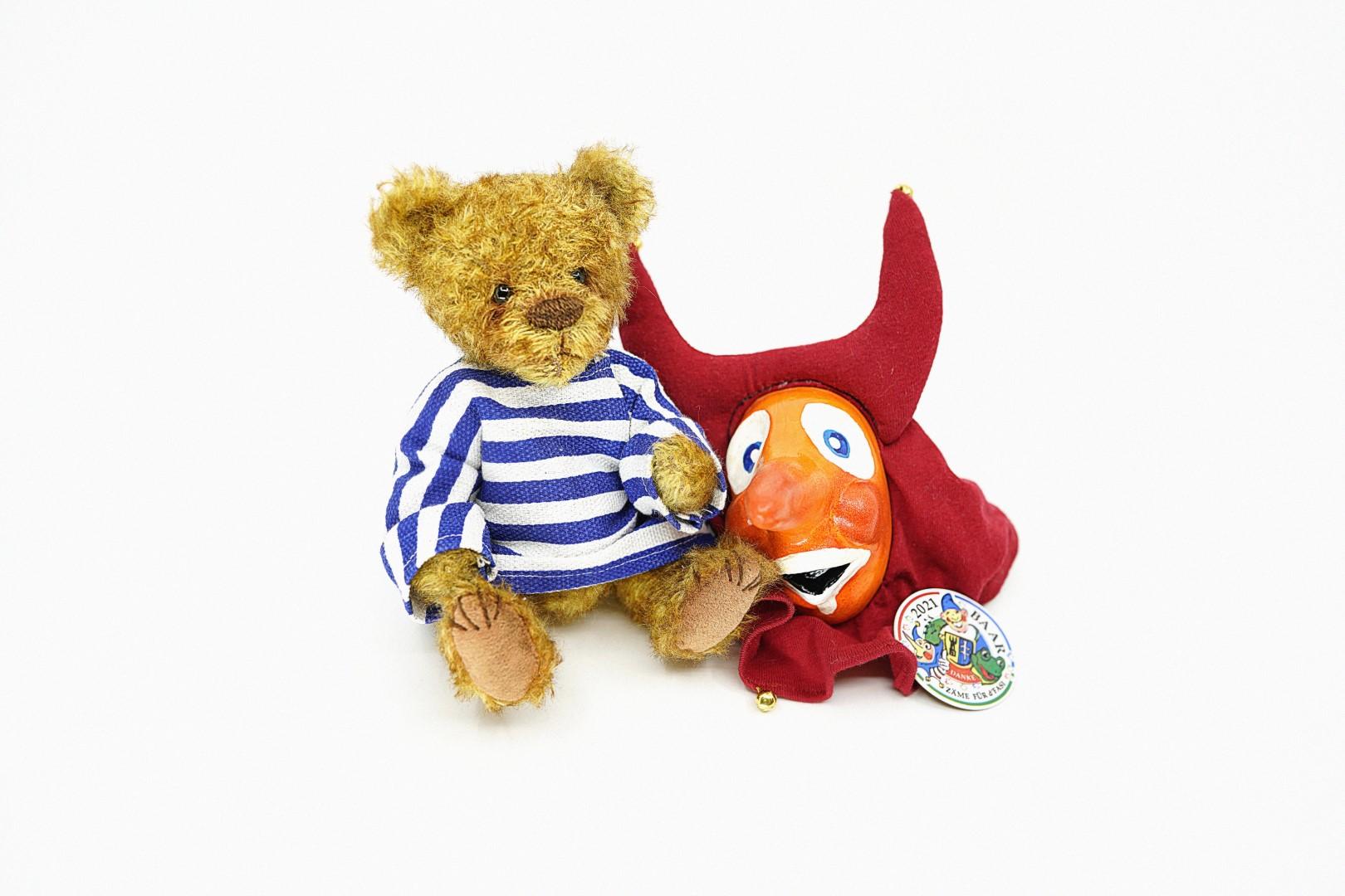 Werktitel: Räbegäuggel YaMa Teddy
Leider fiel dieses Jahr die Baarer Fasnacht aus. Doch der Wunsch nach ein bisschen Brauchtum und Fasnacht für zu Hause brachte mich auf die Idee, diesen Bären und die Maske von A bis Z selber herzustellen. Kunst gibt der Phantasie eine passende Form.