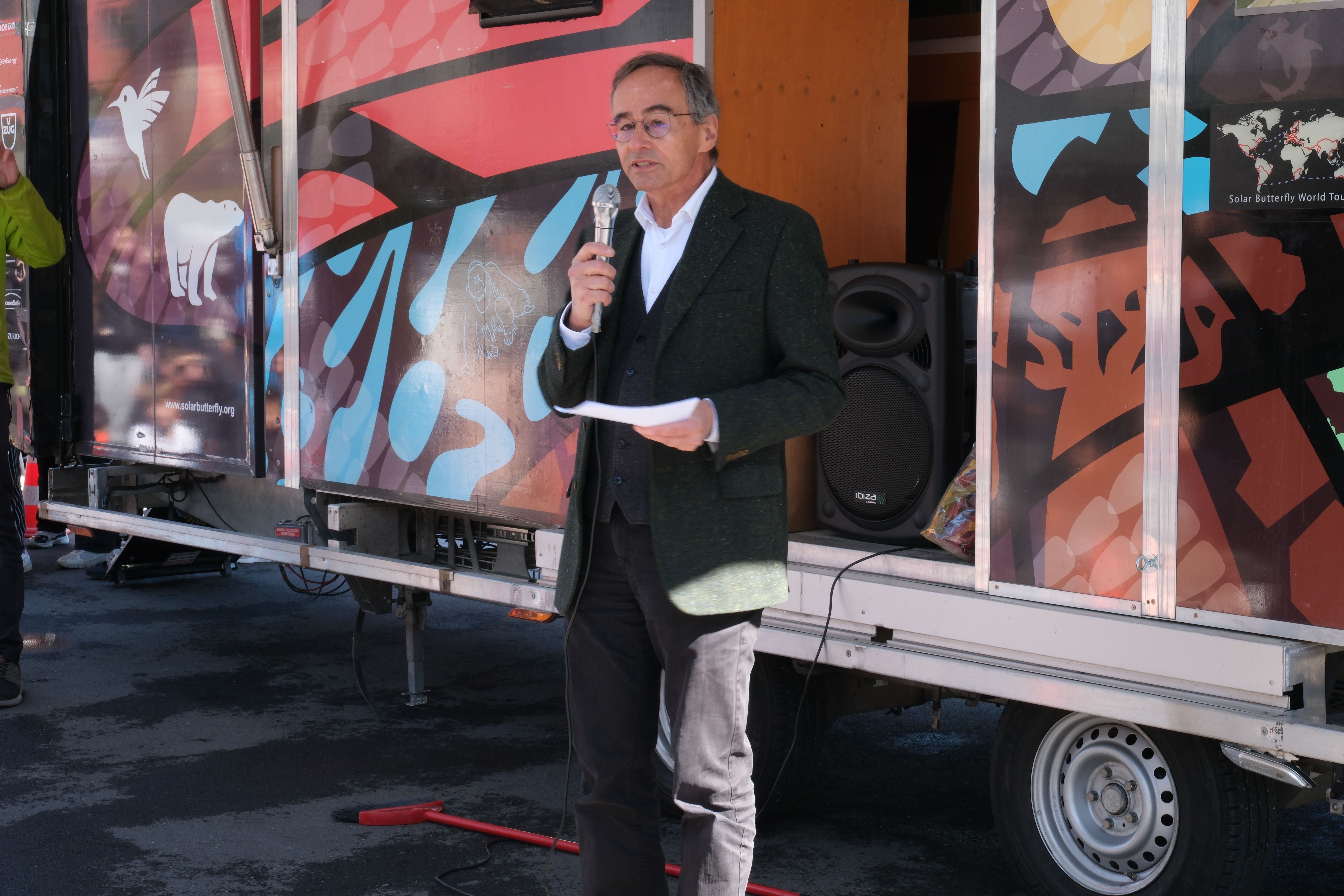 Bruno Bébié, Vertreter des Trägervereins des Energiestadtlabels, bei seiner Rede vor dem SolarButterfly.