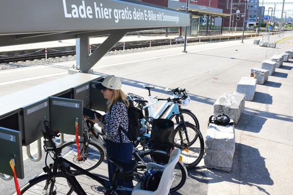 Solarstrom-Ladestation für E-Bikes am Bahnhof Horw