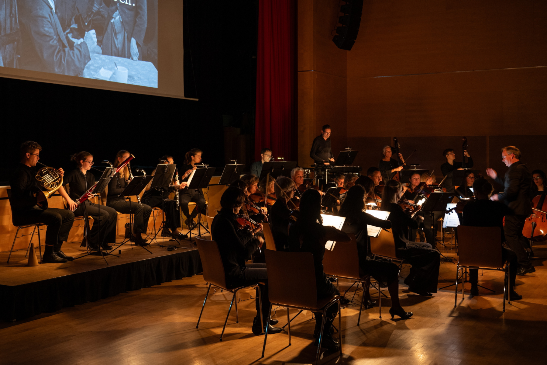 Der Film „The Kid“ von Charlie Chaplin auf der Leinwand, dazu der Soundtrack vom Kammerorchester St. Gallen.