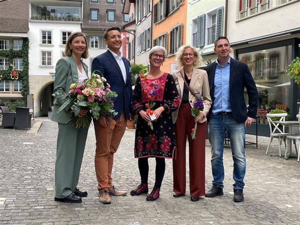 Bild der fünf gewählten Stadträtinnen und -räte in der Rathausgasse