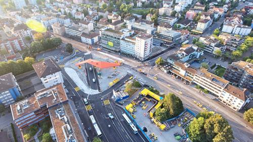 Neben der Haltestelle für die Limmattalbahn liegt noch der Baustelleninstallationsplatz, welcher später frei wird.