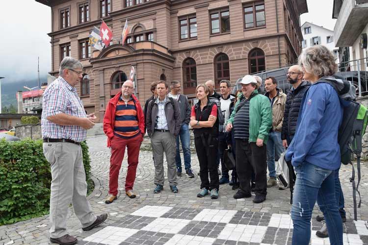 Stadtführer Robert Werro führte die Gemeinderätinnen und räte durch die Altstadt der ersten Stadt am Rhein.