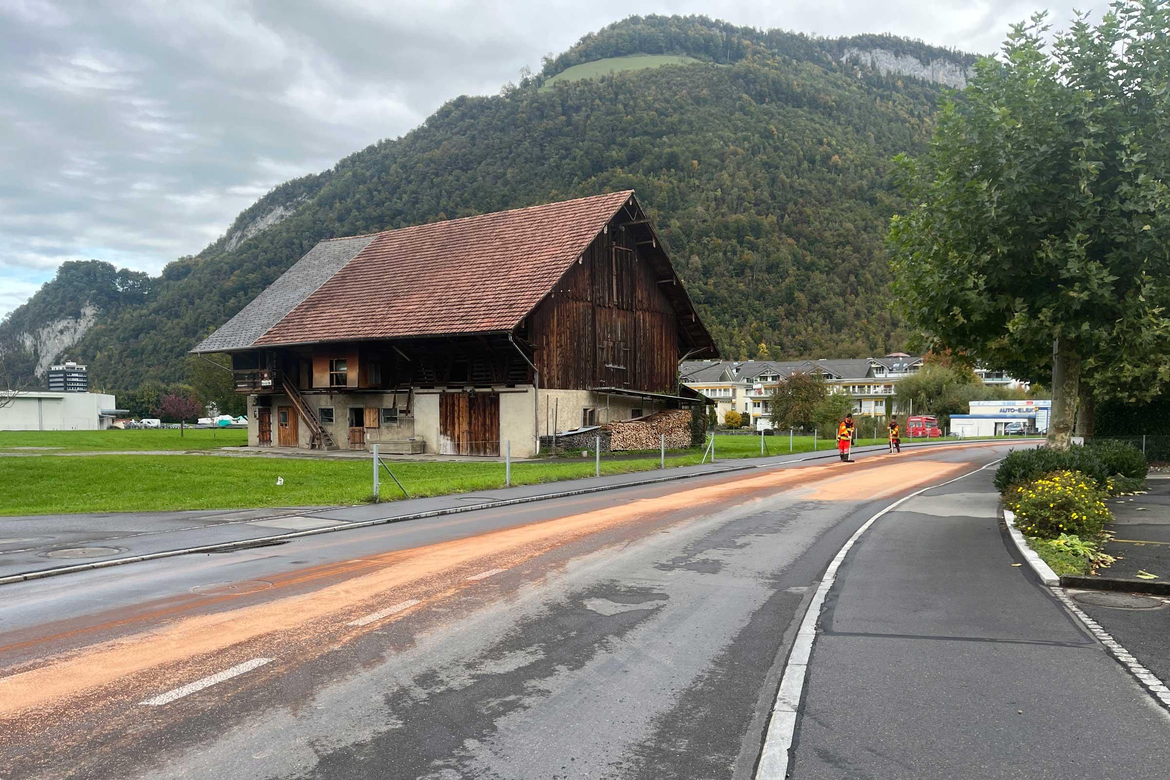 Das Ersteinsatzelement 1 beseitigt an mehreren Stellen im Dorf eine Ölspur.