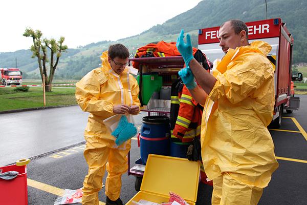 Die Schlussübung des Urner Chemiewehrkurses findet in Oberdorf statt. Die Stützpunktfeuerwehr Stans betreibt unter anderem die Dekontaminationsstelle.