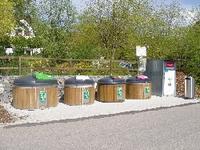 Glas- und Textilcontainer unterhalb des Teiches beim Allmendhof