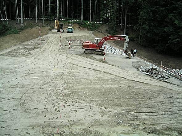 Dammschüttung ca. 2 bis 3 Meter unter fertiger Höhe.
