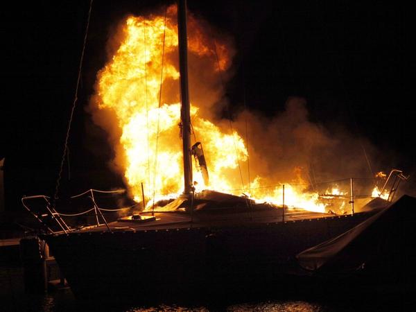 Brand Schiff Hafen Arth