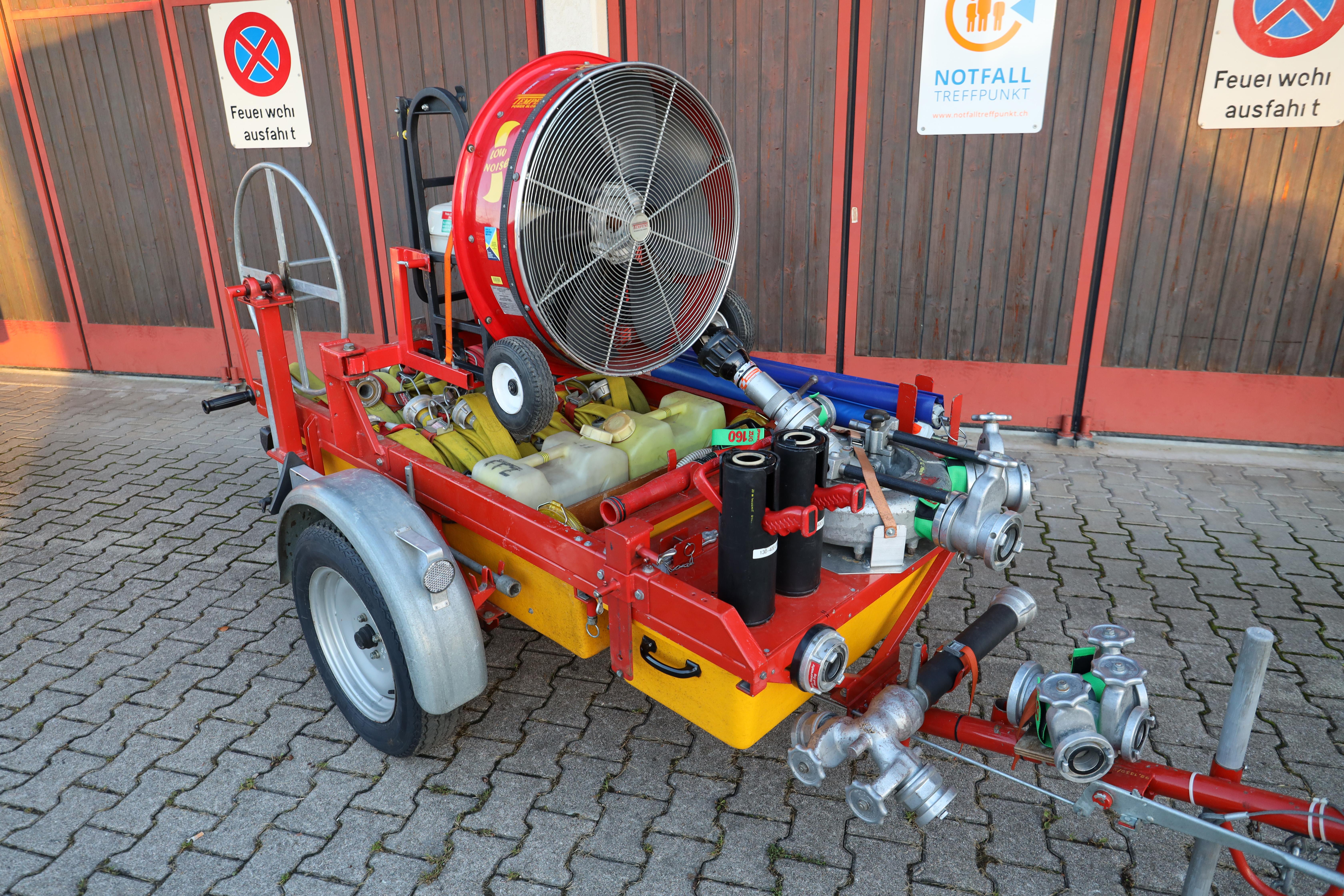 Ehrsam, 1992, Gewicht: 550 kg, Länge: 3.3 m, Höhe: 1.4 m, Breite: 1.4 m
Aufbau: Druckleitungen, Transportleitungen 75, Schaumkonzentrat, Schaumbeimischer, Teilstück, Hydrantenschlüssel, Schlauchwickler, Schlauchschlüssel, Blitzleuchten, Faltsignale, Strahlrohre, Schaumrohr, Wasserringmonitor 1500 l/min, Hochleistungslüfter, Übergangsstück