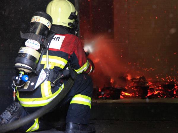 Löscharbeit im Brandhaus