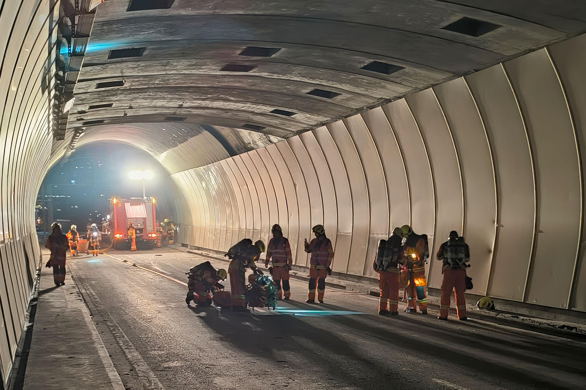 Die Atemschutzgruppen UVA üben im ehemaligen Achereggtunnel.