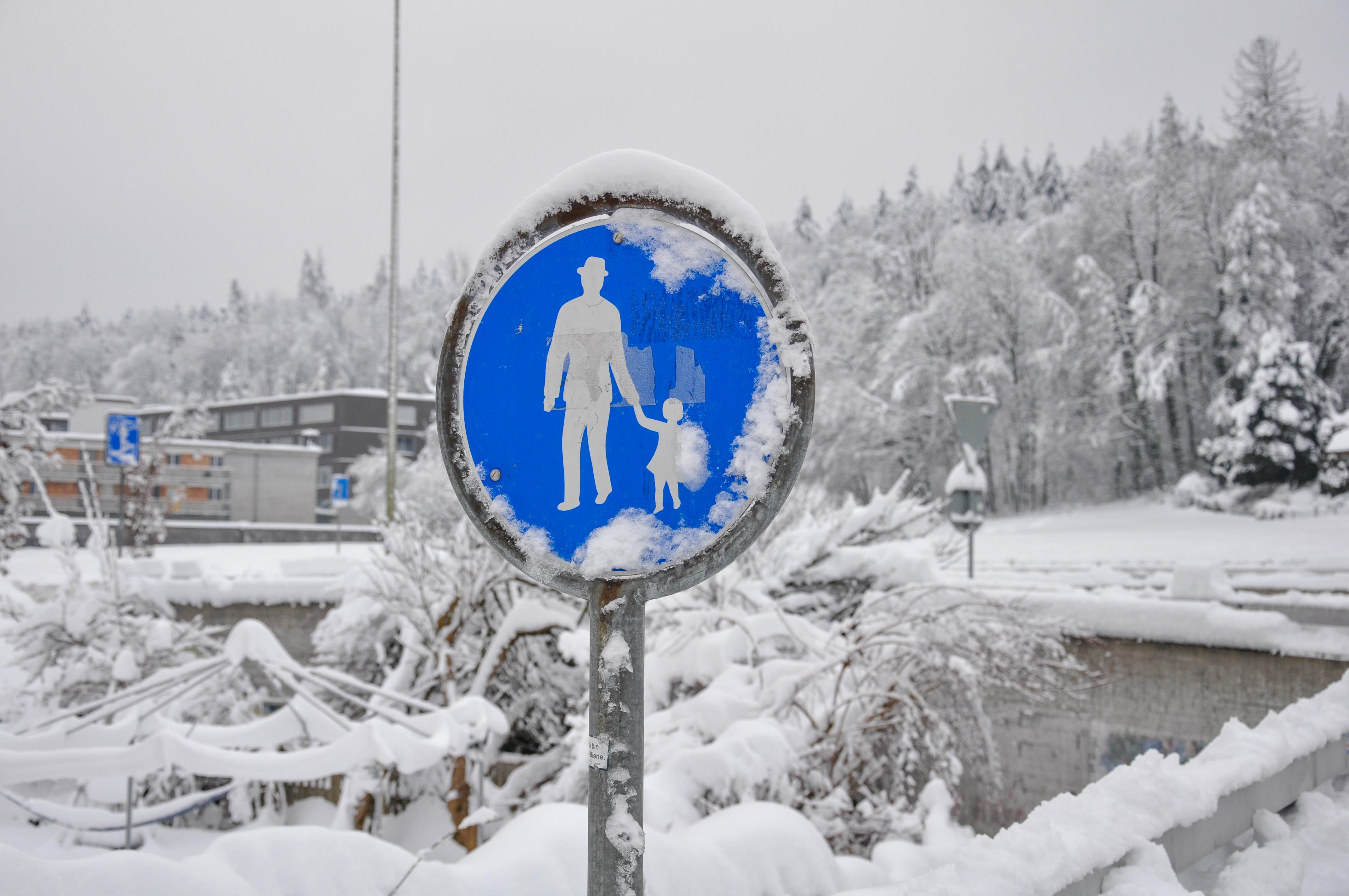 Vorschriftsignal 2.61, R1, Fussweg, im Winter