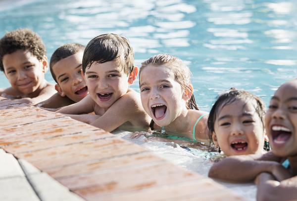 lachende Kinder im Schwimmbad