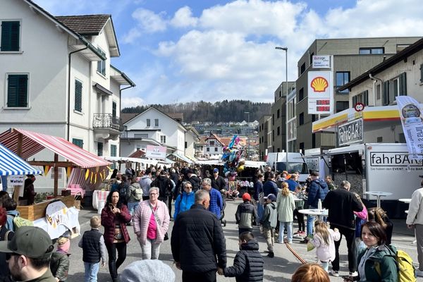 Zu sehen sind Schaulustige, die durch die Untere Bahnhofstrasse an den Marktständen vorbeischländern.