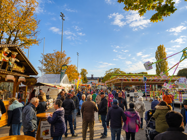Jahrmarkt, viele Leute und Stände