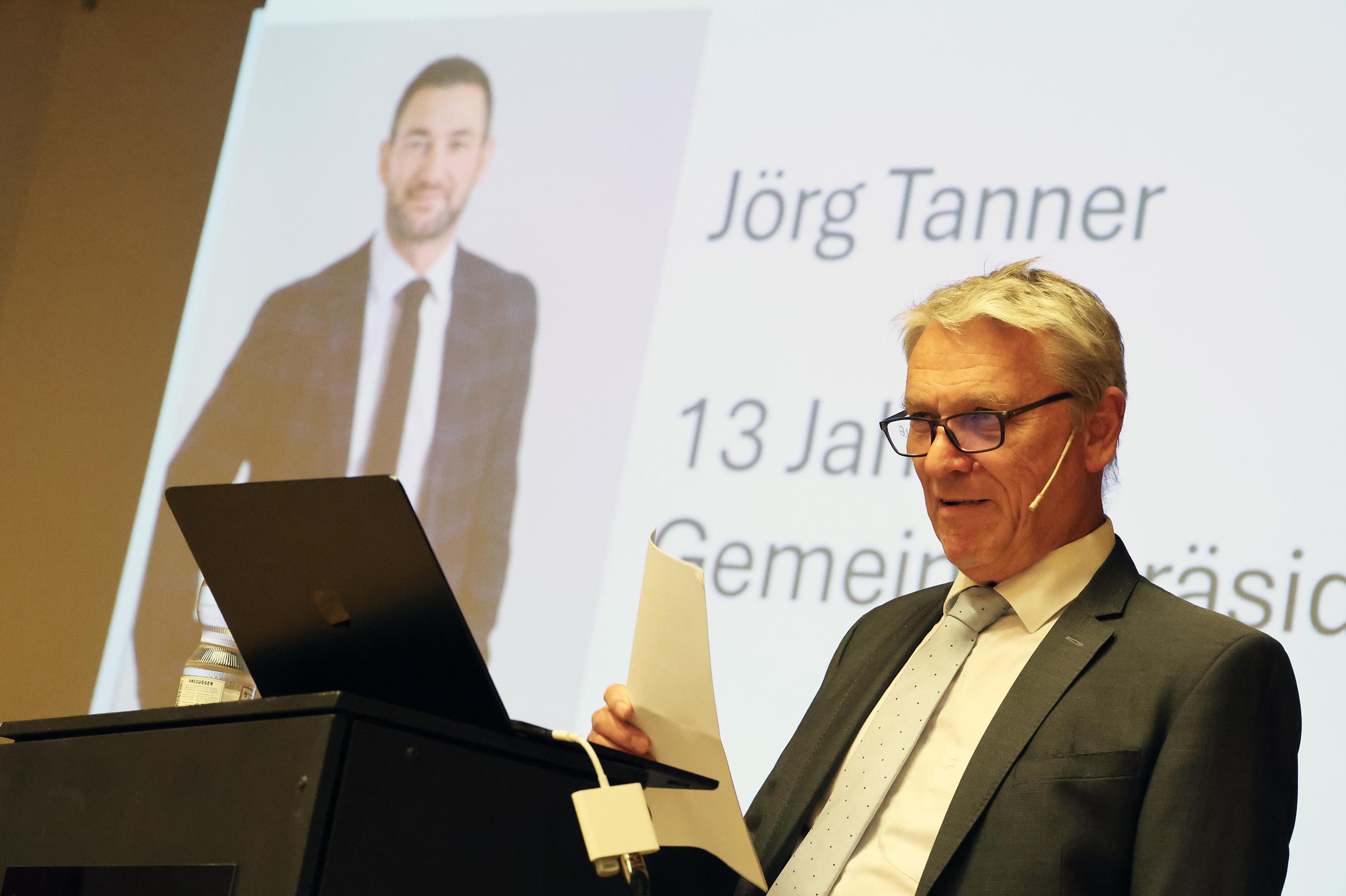 Ehrt den scheidenden Gemeindepräsidenten: Bernhard Hauser hält eine Laudatio.